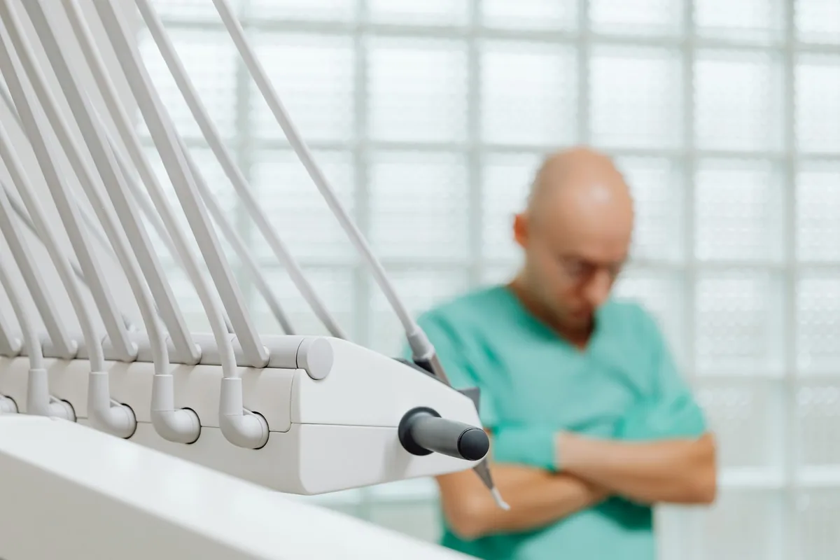 أطباء الأسنان الأجانب في بريطانيا: كفاءات معطلة ورسوم معادلة باهظة