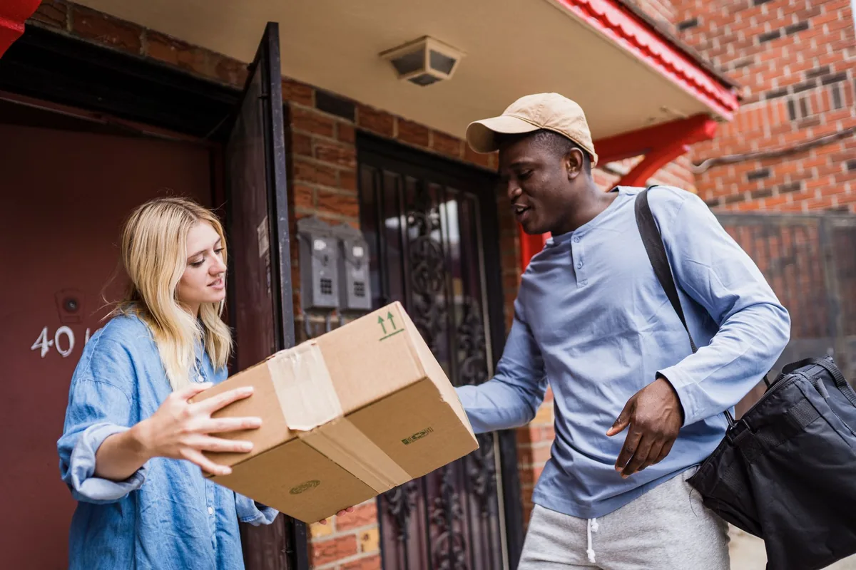 شجار عنيف بين عامل توصيل PostNL ومقيمة في هولندا