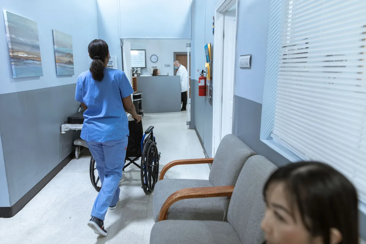 العنصرية في قطاع التمريض النرويجي: دراسة حول بيئة العمل