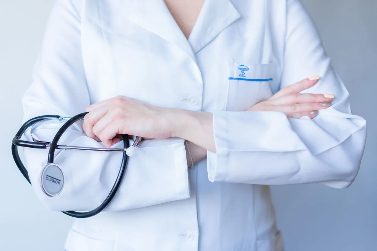 إيقاف طبيبة أسرة في رون الهولندية: تحقيق في سلامة المرضى