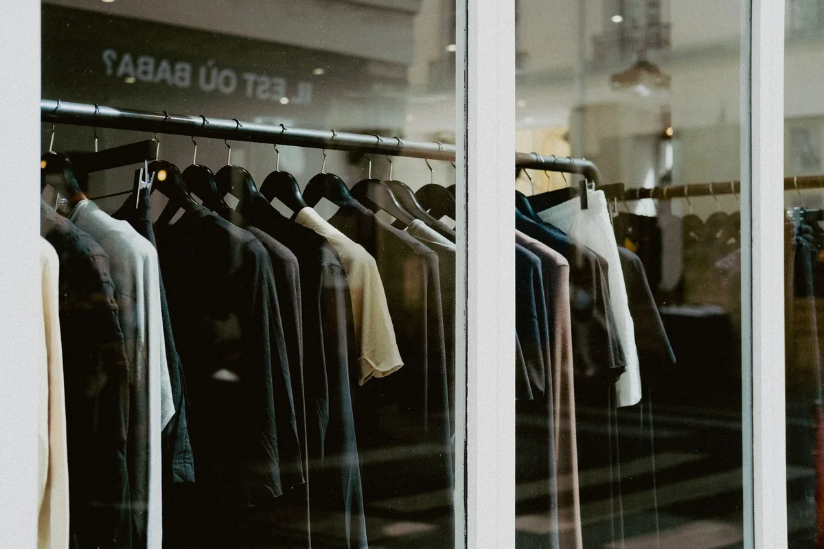 متجر سويدي يوفر ملابس جديدة بأسعار رمزية لذوي الدخل المحدود